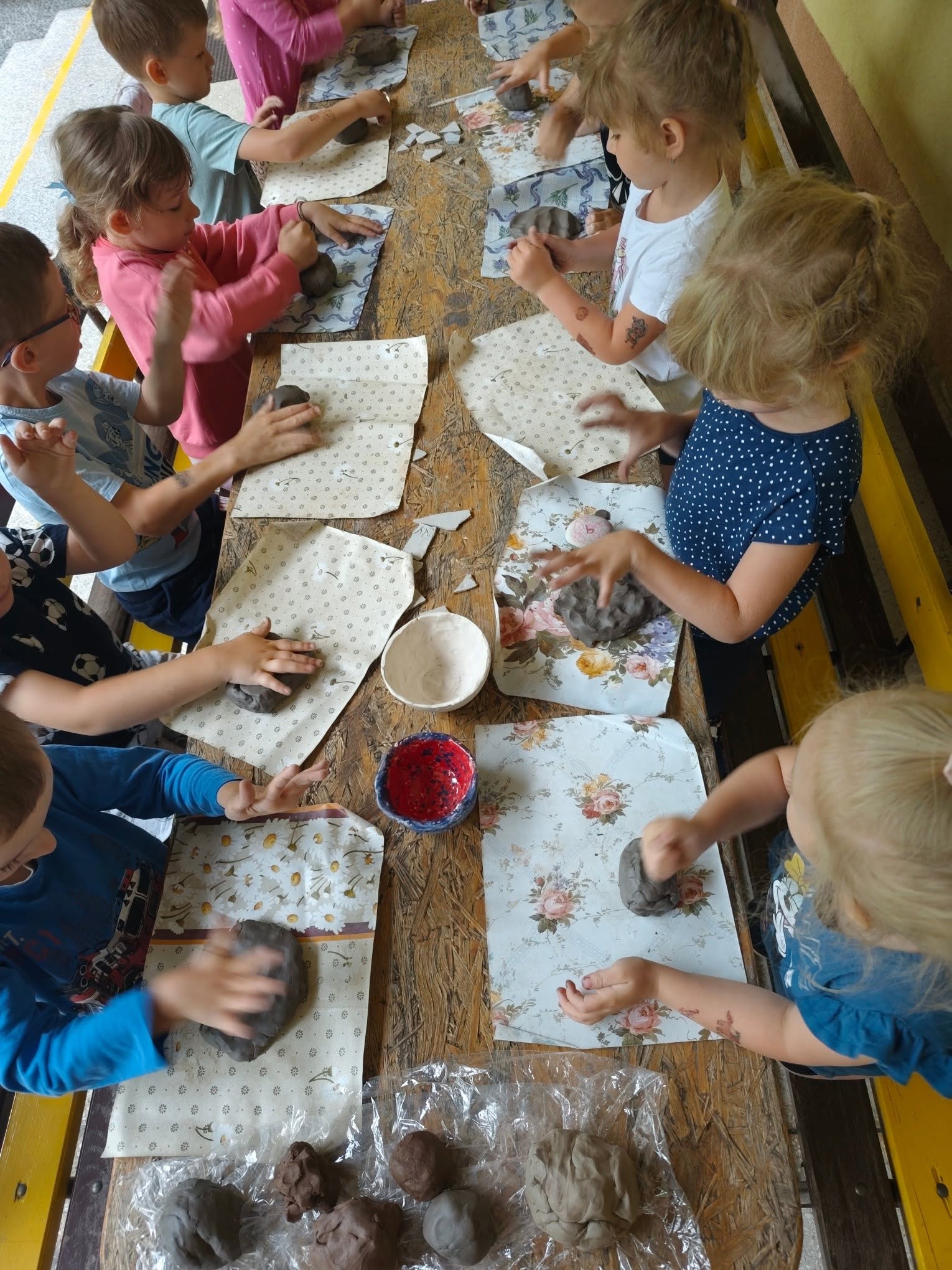 Dzieci podczas warsztatów ceramicznych